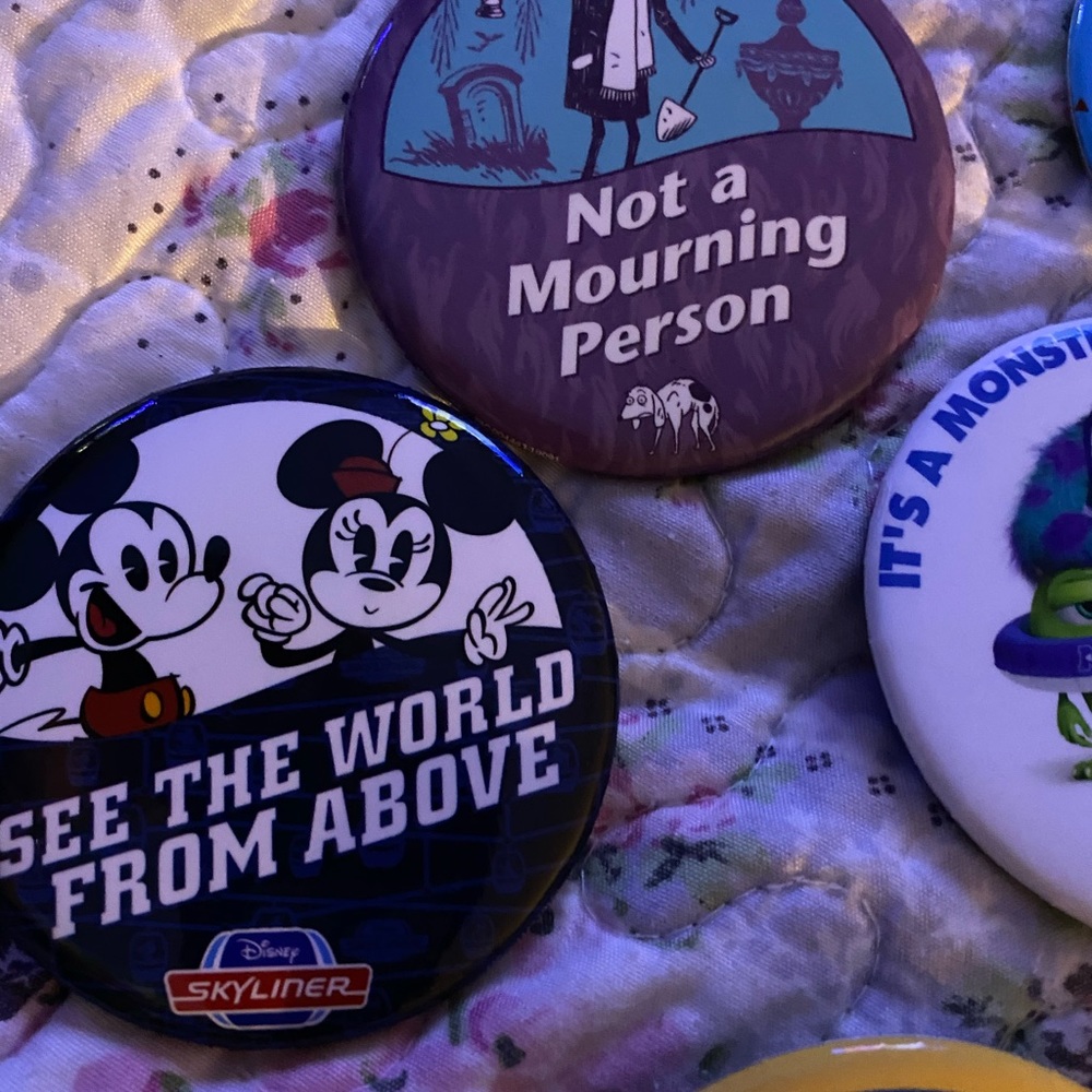 Lot of Walt Disney large Buttons new and old - Picture 3 of 11
